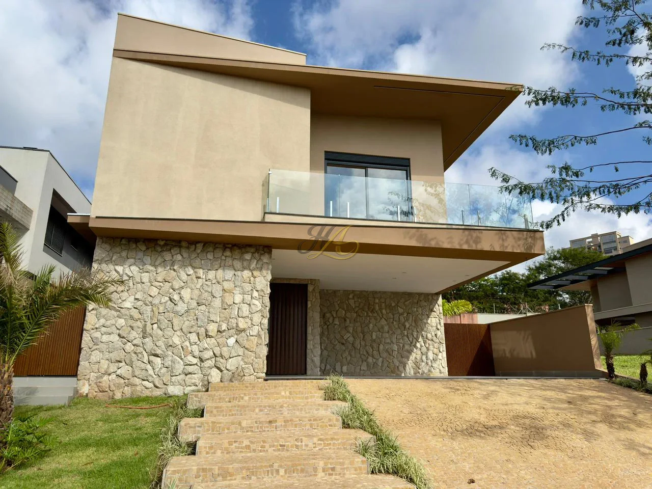 Sobrado de 452 m² com 4 suítes, piscina aquecida e sauna à venda em condomínio | Jardim Olhos d’Água