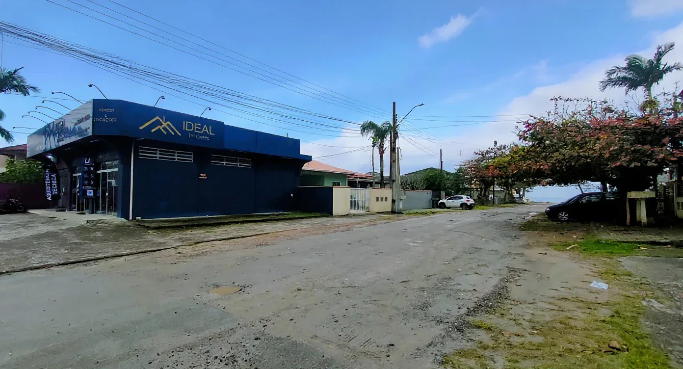3 SALAS COMERCIAIS E UMA CASA NA QUADRA DO MAR  - RETORNO IMEDIATO!