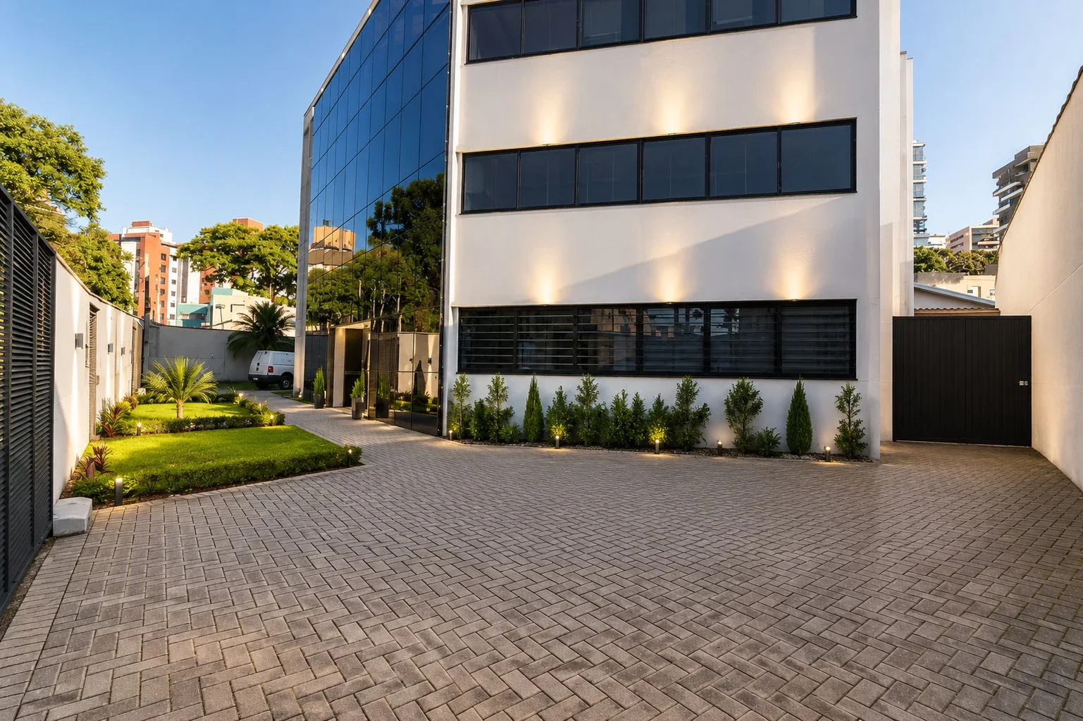 Prédio Comercial de Alto Padrão em Localização Estratégica de Curitiba, locação, por R$ 28.000,00!!!