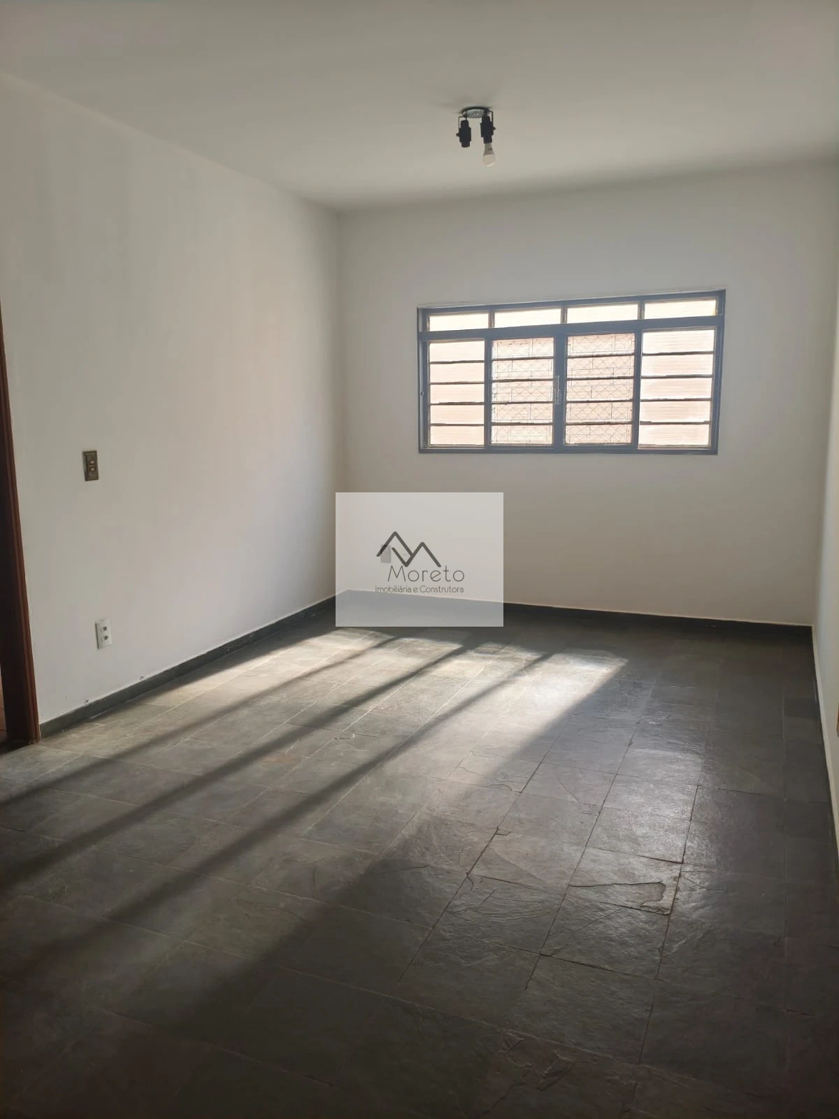 Aluga-se apartamento ao lado do HB
