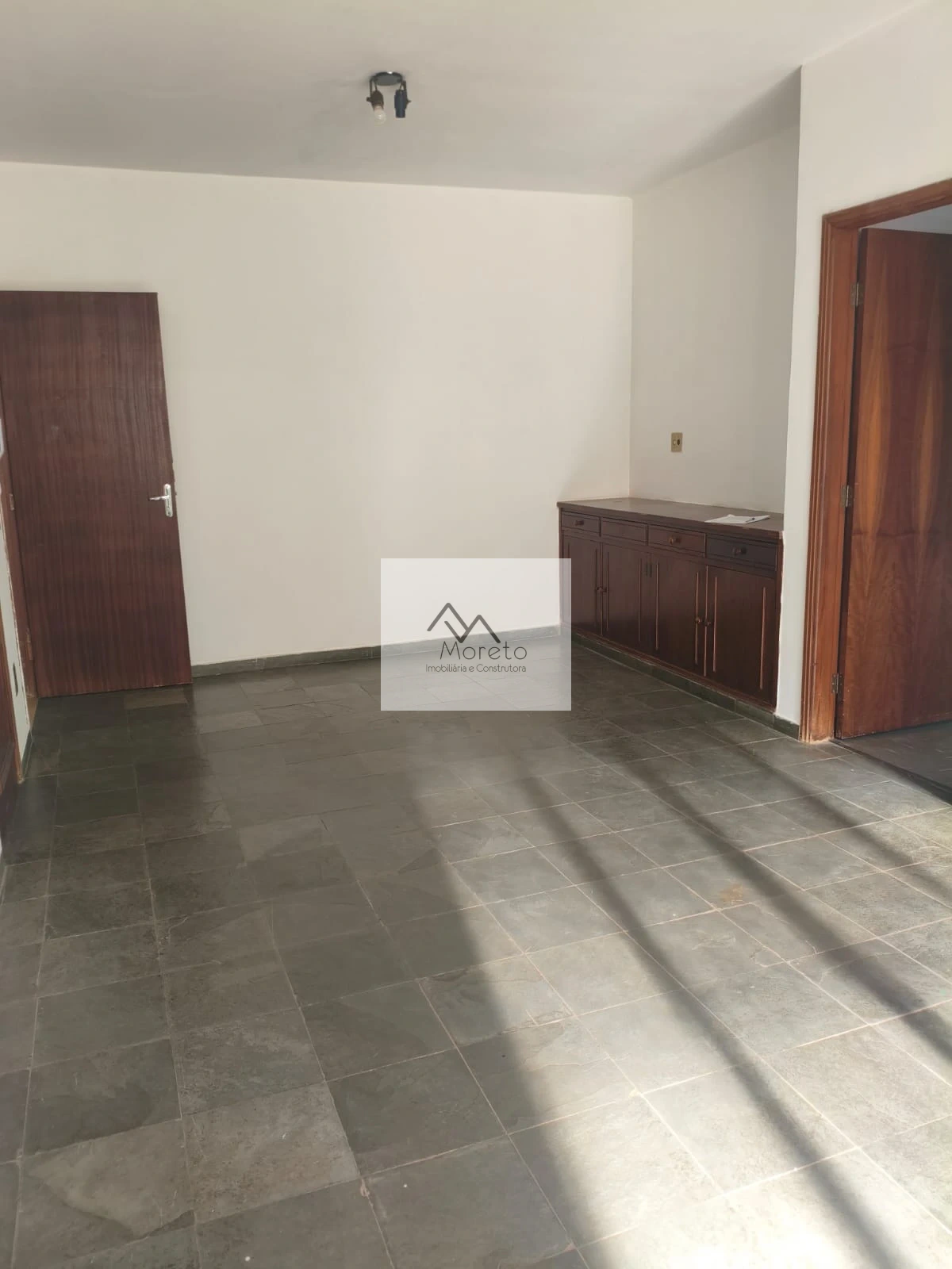 Aluga-se apartamento ao lado do HB