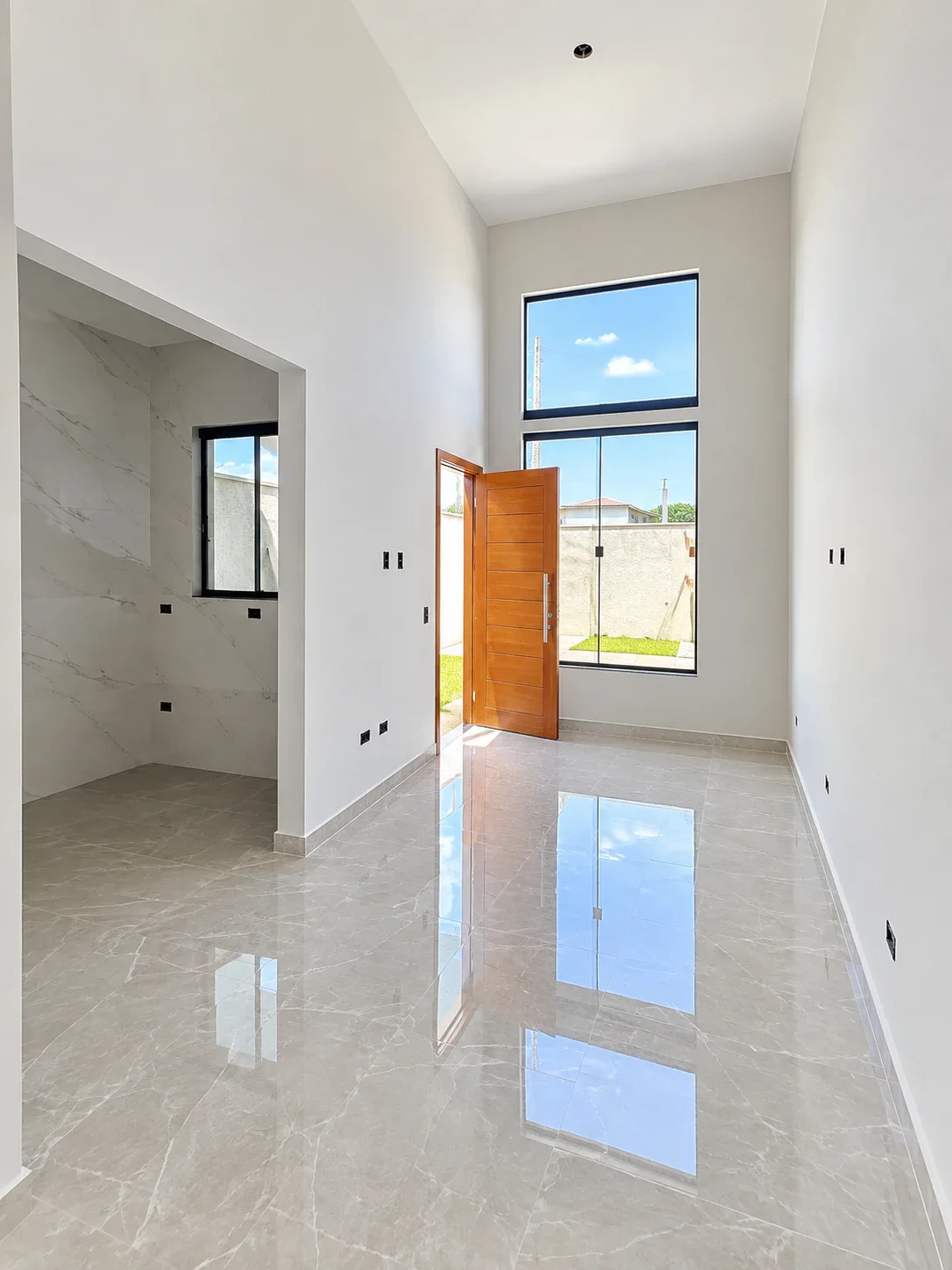 Casa nova, financia, com 3 dormitórios e suite, amplo terreno na frente e fundos