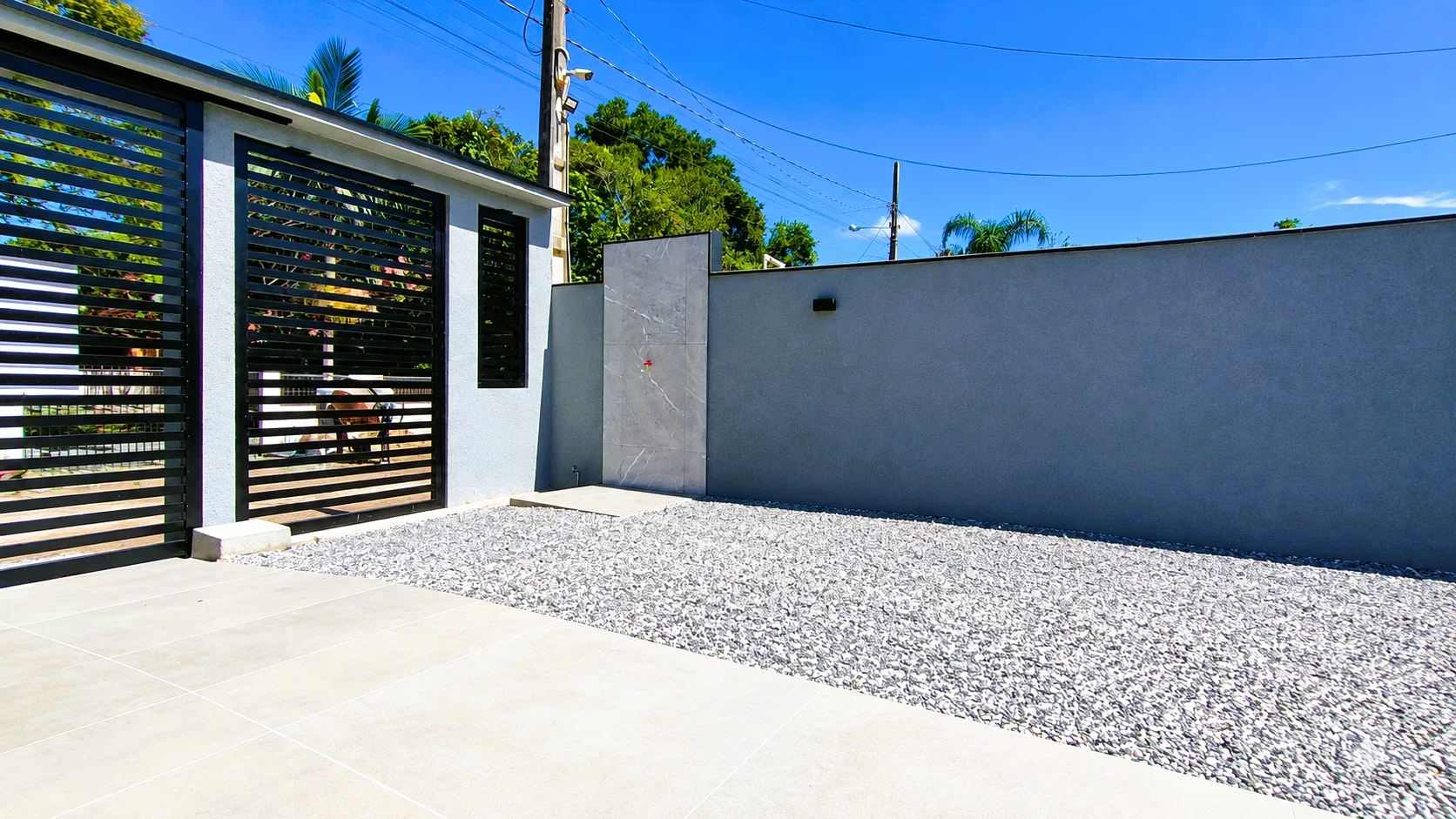 CASA NOVA COM SUÍTE E PÉ-DIREITO ALTO A 400m DO MAR