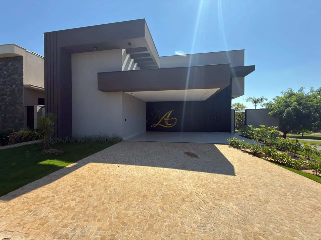Casa de 229 m² com 3 suítes, escritório e ambientes integrados à venda em condomínio | Vila do Golfe