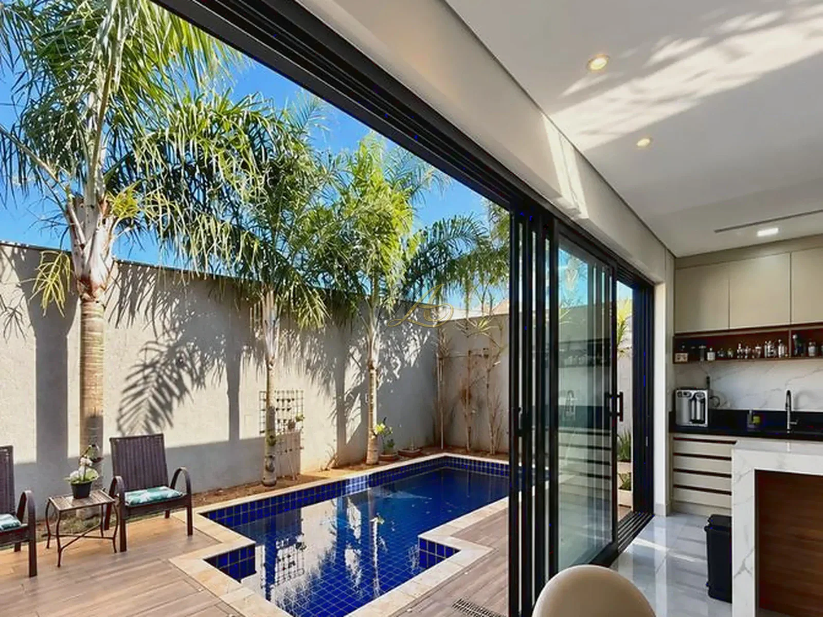 Casa térrea de 200 m² com 3 suítes, escritório e piscina aquecida à venda nem condomínio | Vila do Golfe