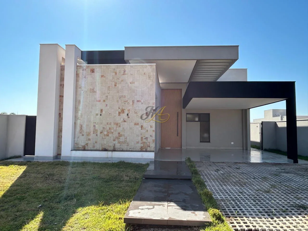 Casa térrea de 250 m² com 3 suítes, home cinema e escritório à venda em condomínio | Alphaville