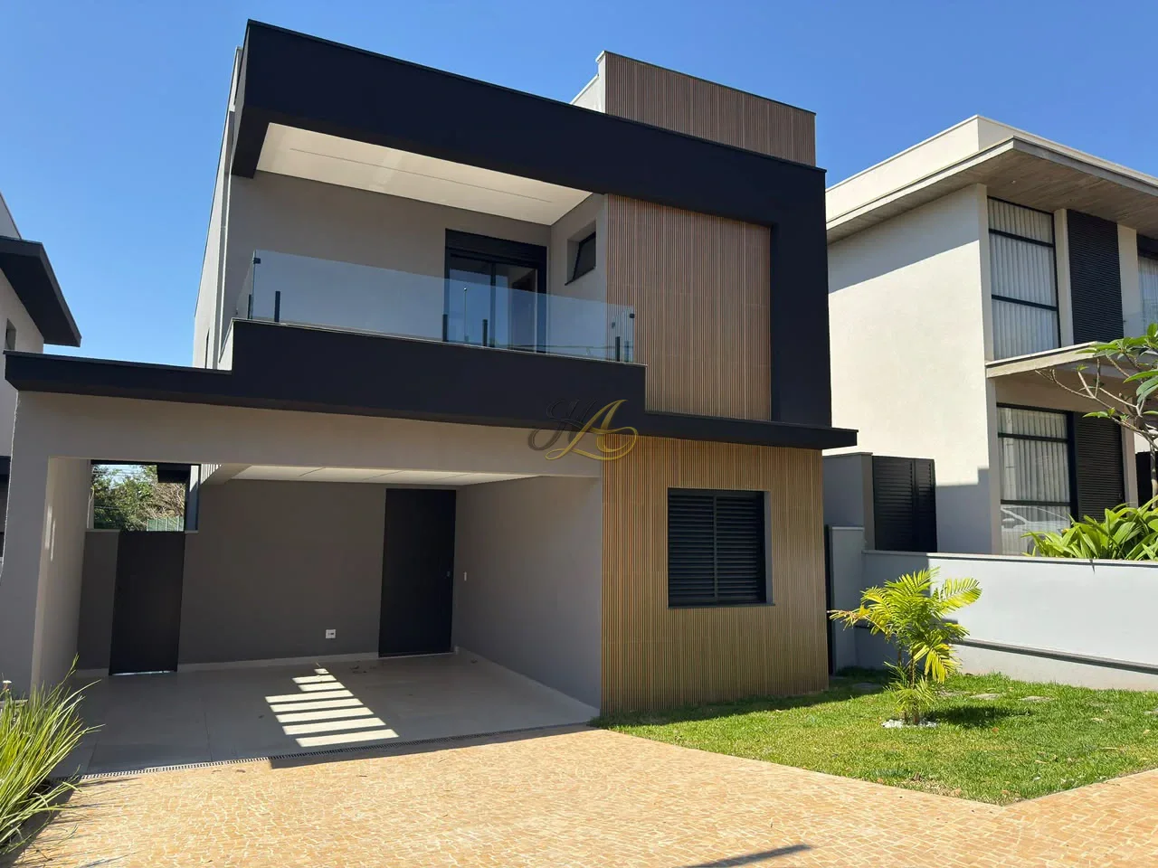 Sobrado de 197 m² com 3 suítes, escritório reversível e piscina com hidromassagem à venda em condomínio | Vila do Golfe