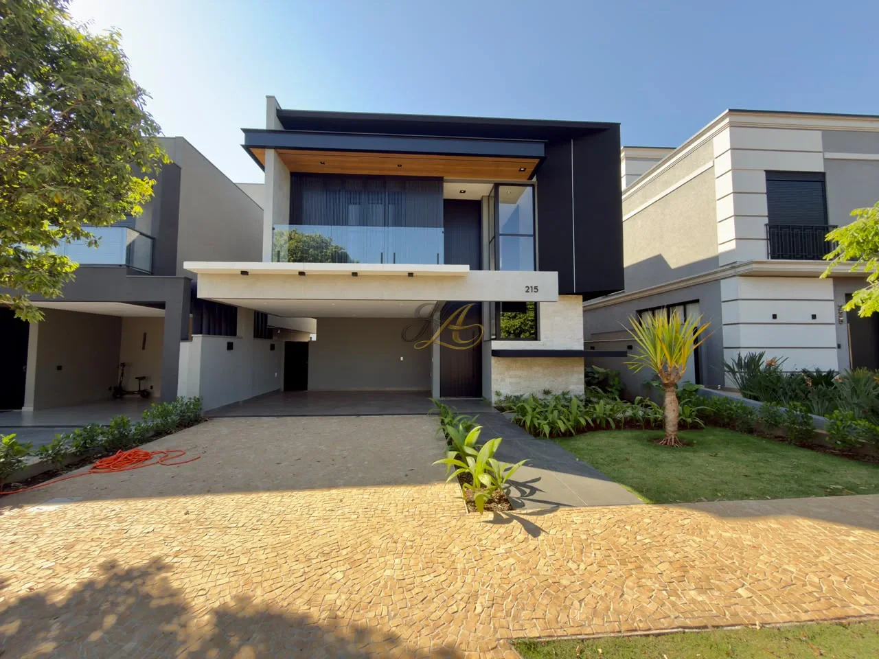 Sobrado de 285,35 m² com 3 suítes, escritório reversível, piscina e acabamento de alto padrão à venda em condomínio | Vila do Golfe