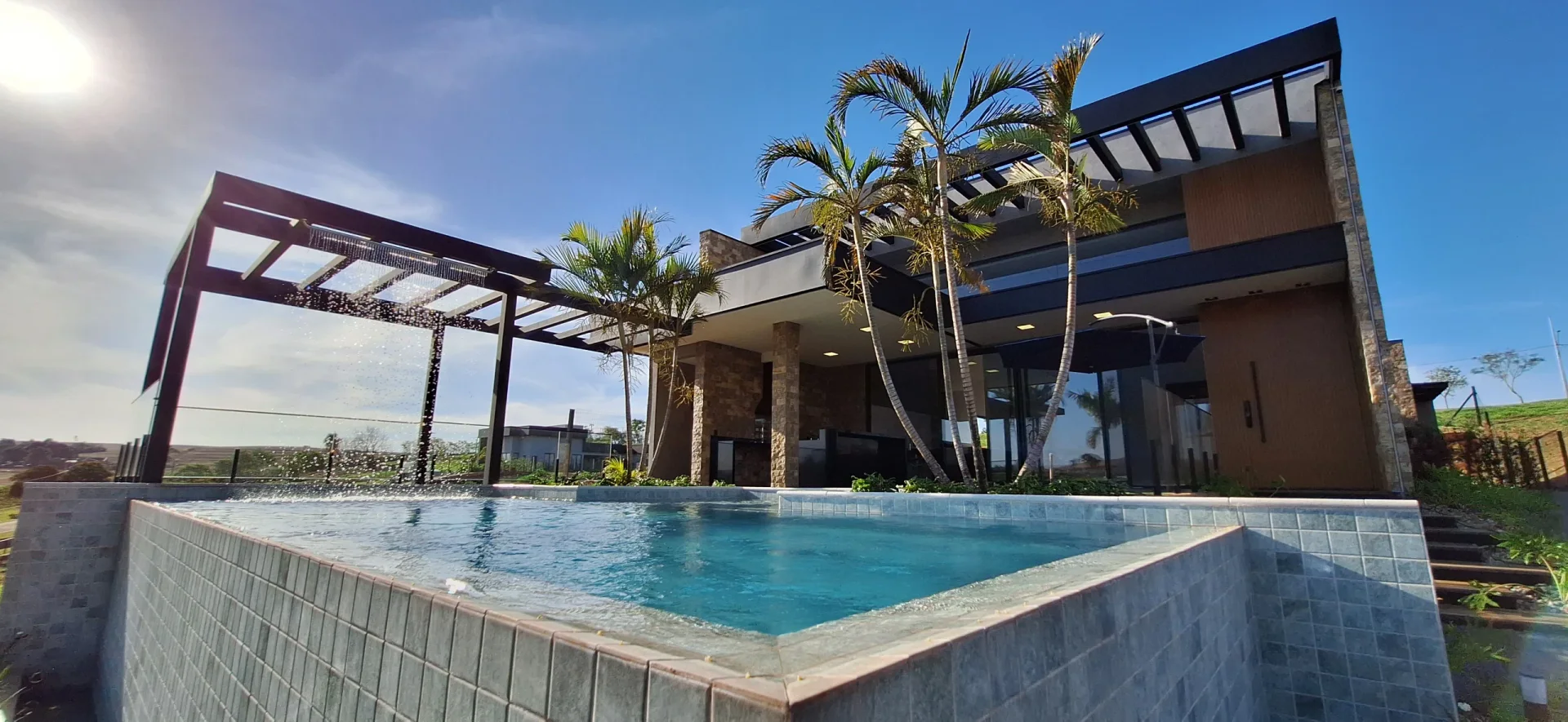 Casa alto padrão à venda com 3 suítes no Ecovillas do Lago