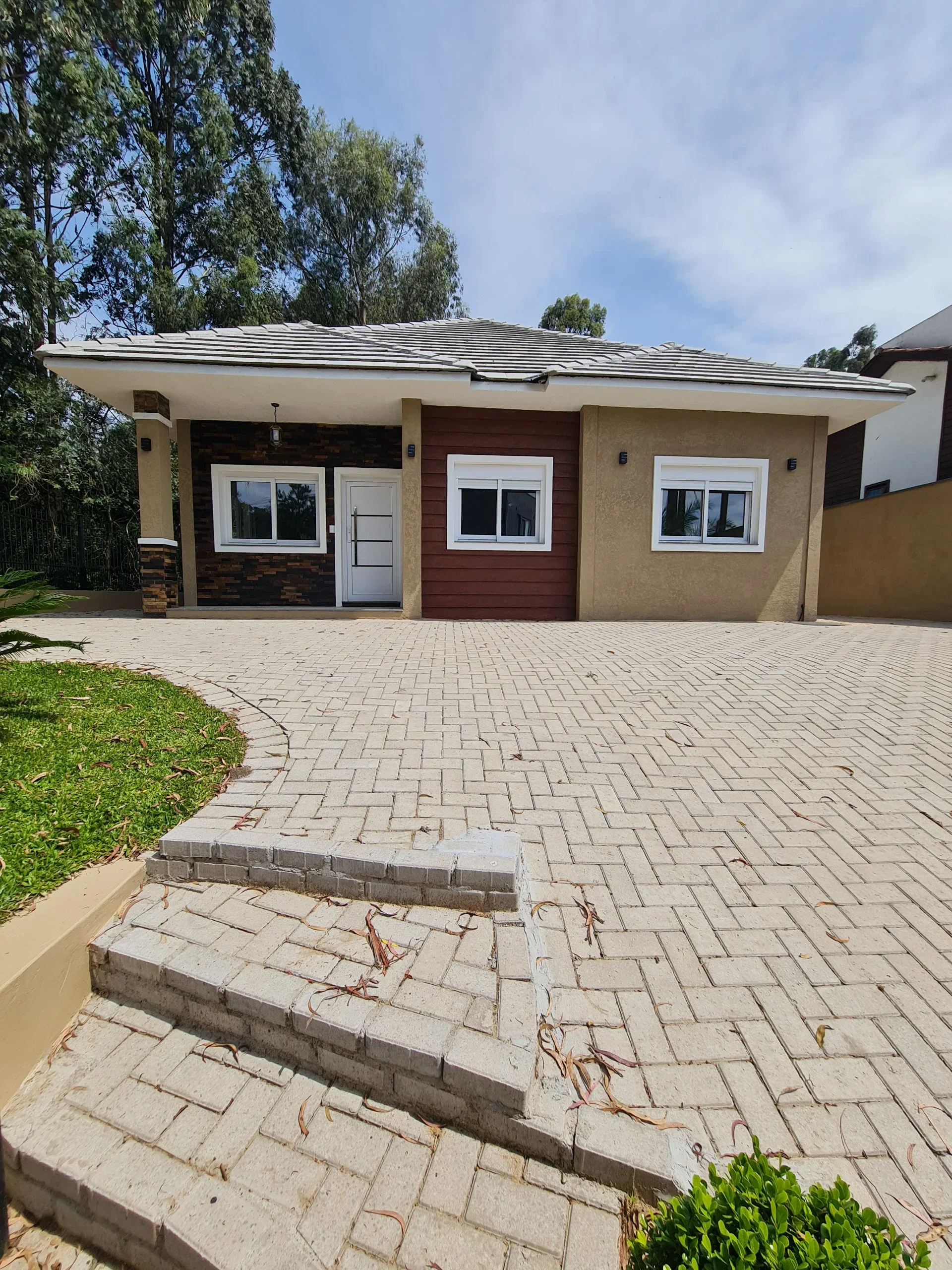Casa Térrea com 3 dormitórios! 
