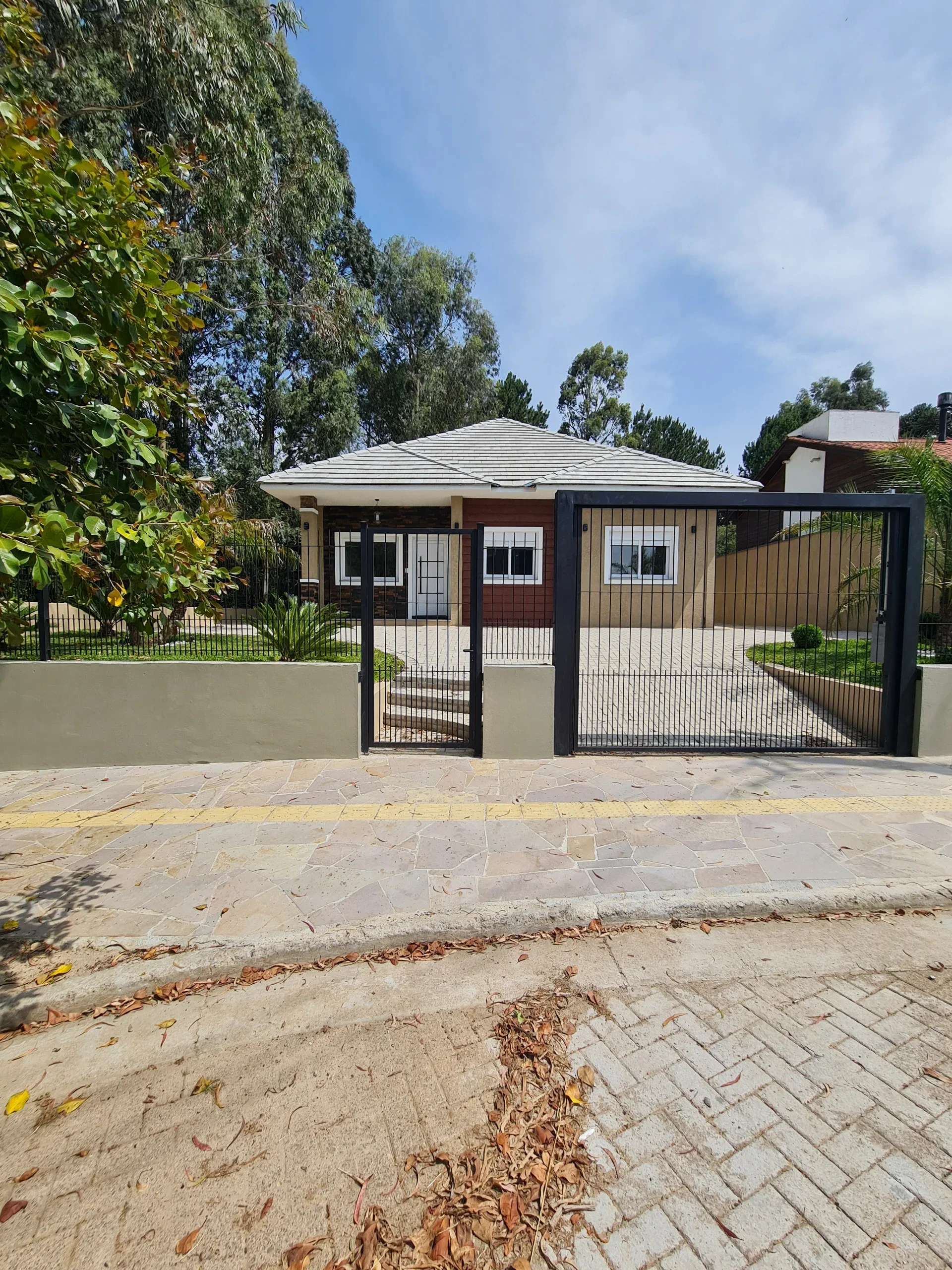 Casa Térrea com 3 dormitórios!