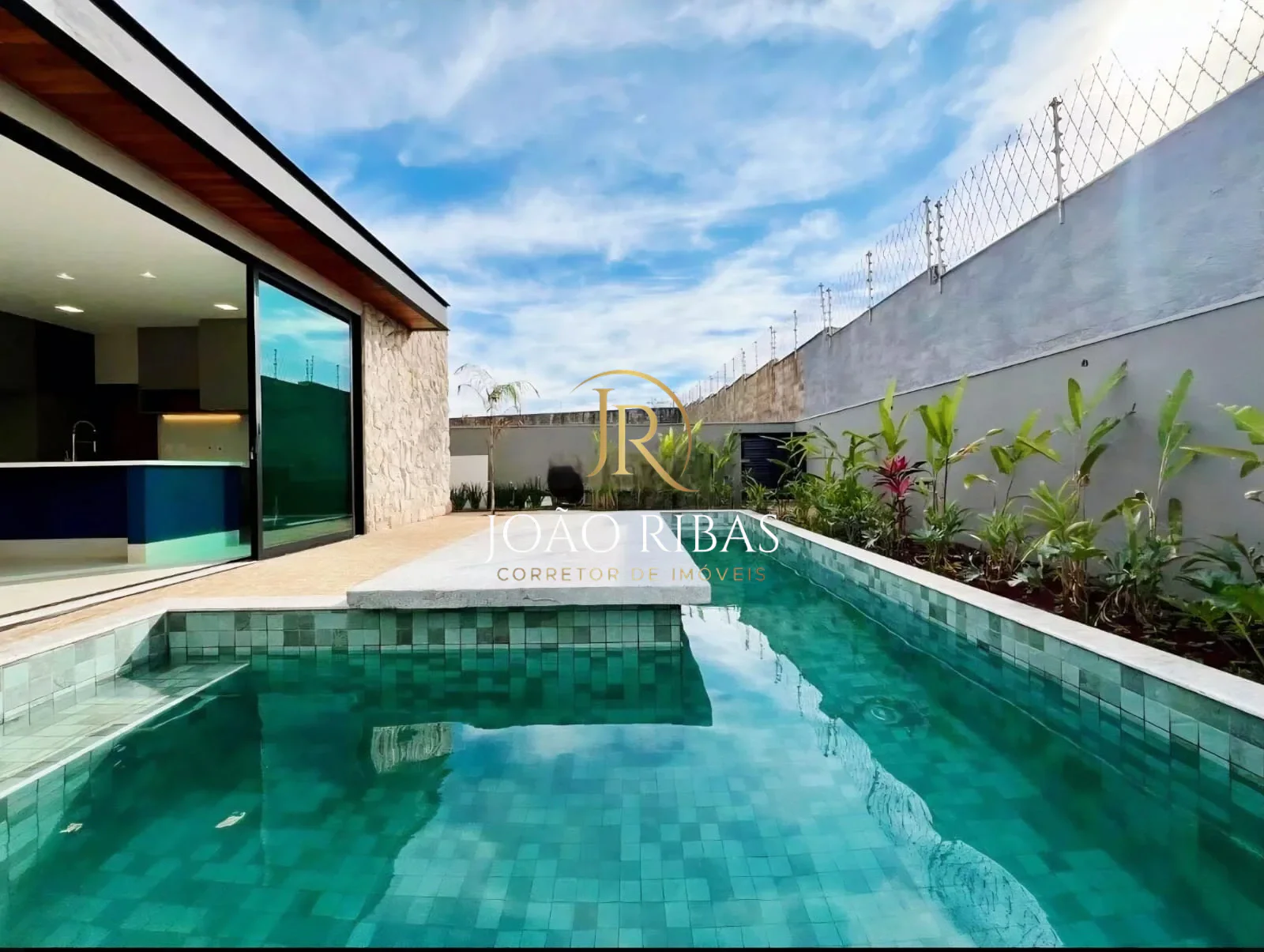 Casa de 3 Suítes de Alto Padrão à Venda no Condomínio Siena – 250 m²
