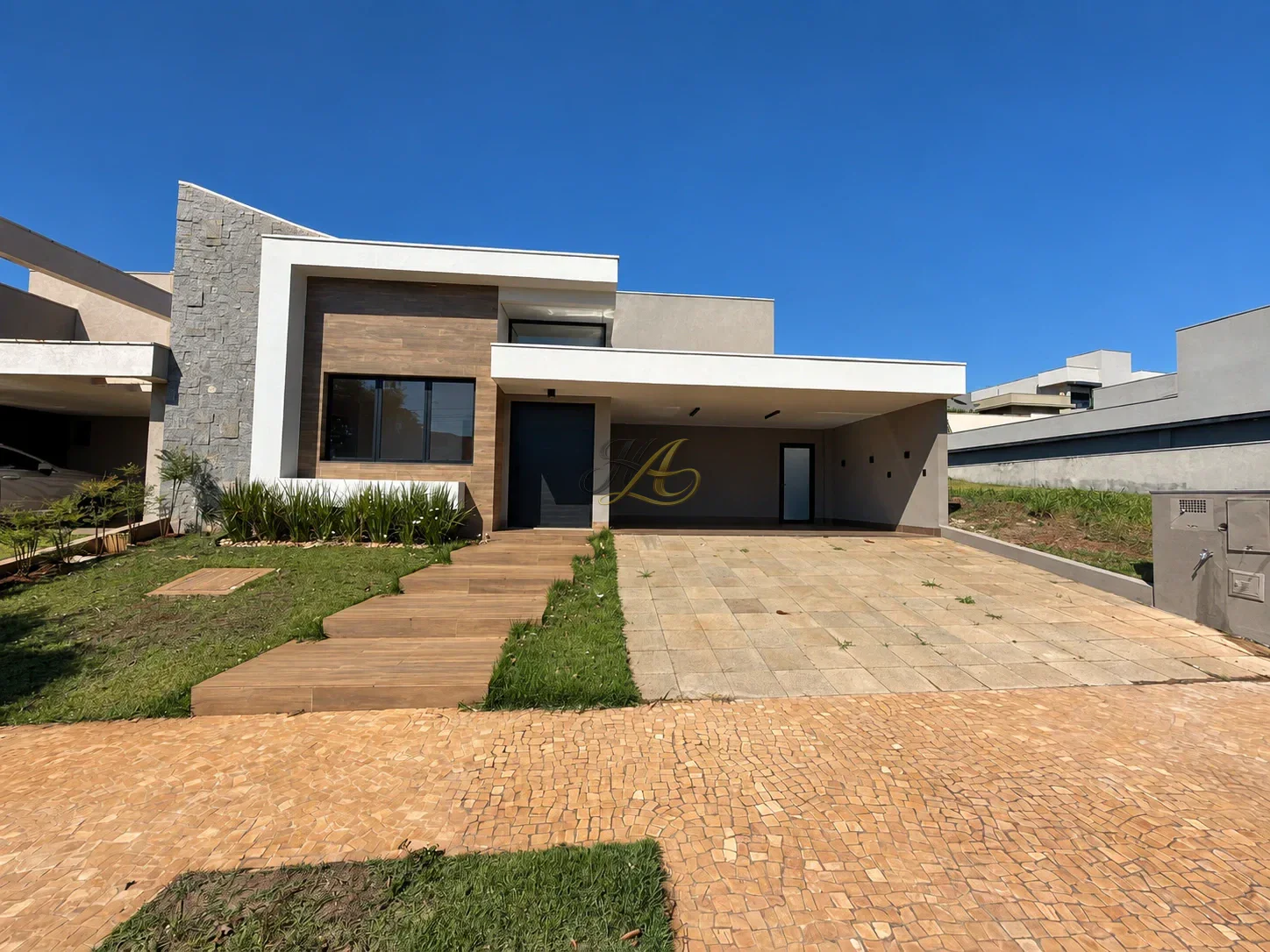Casa térrea de 184 m² com 3 suítes, escritório e piscina à venda em condomínio | Vila do Golfe