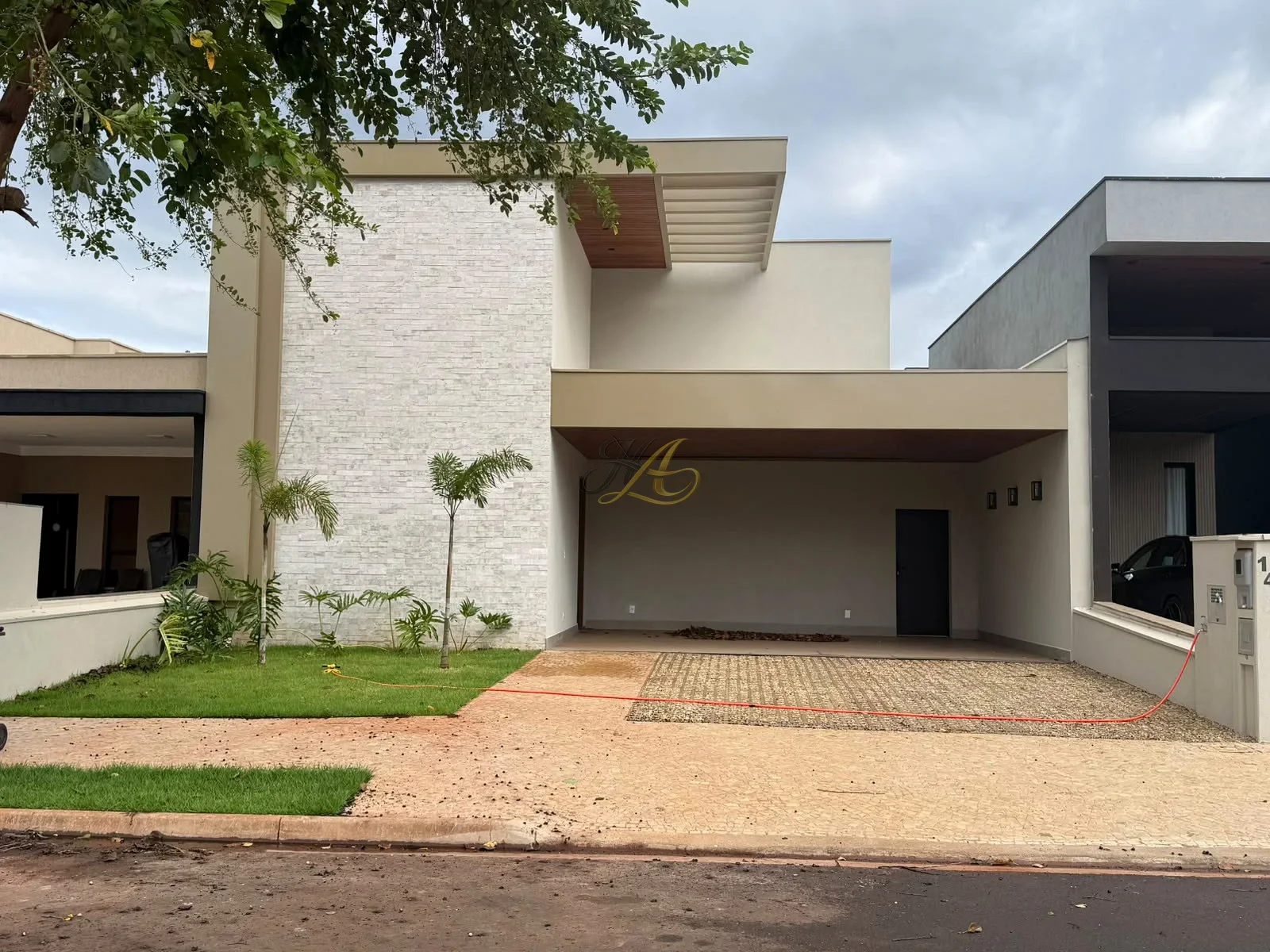 Casa térrea nova de 161 m² com 3 suítes, pé-direito duplo e piscina à venda em condomínio | Real Sul