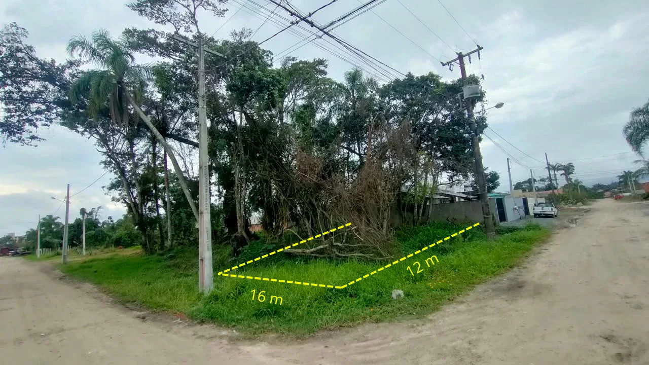 TERRENO DE ESQUINA A 500 m DO MAR
