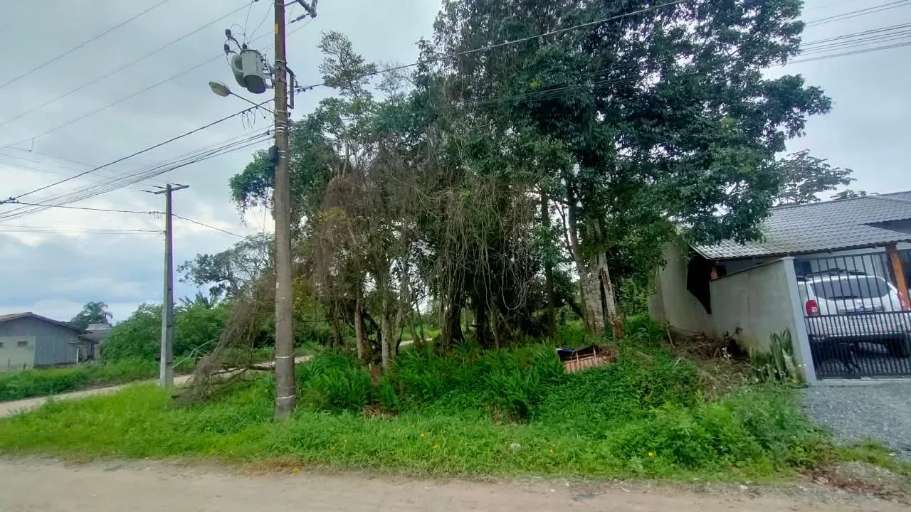 TERRENO DE ESQUINA A 500 m DO MAR