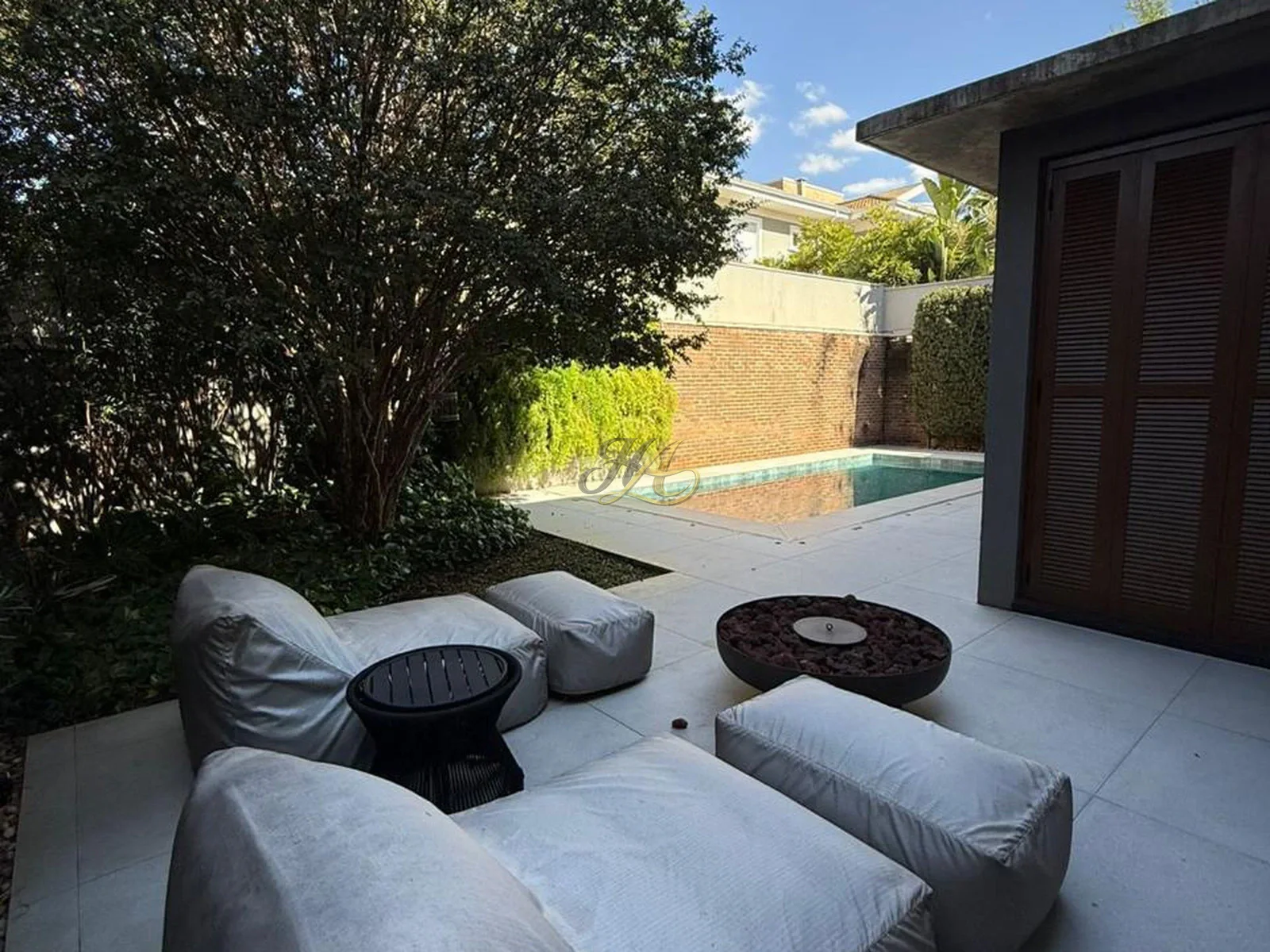 Sobrado de 350 m² com 3 suítes, varanda gourmet climatizada e piscina aquecida à venda em condomínio | Jardim Botânico