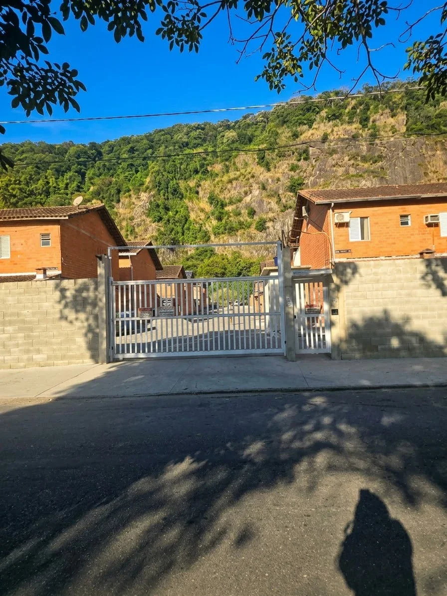 Sobrado - 2 quartos c/ suítes - Vila Voturua - São Vicente - SP
