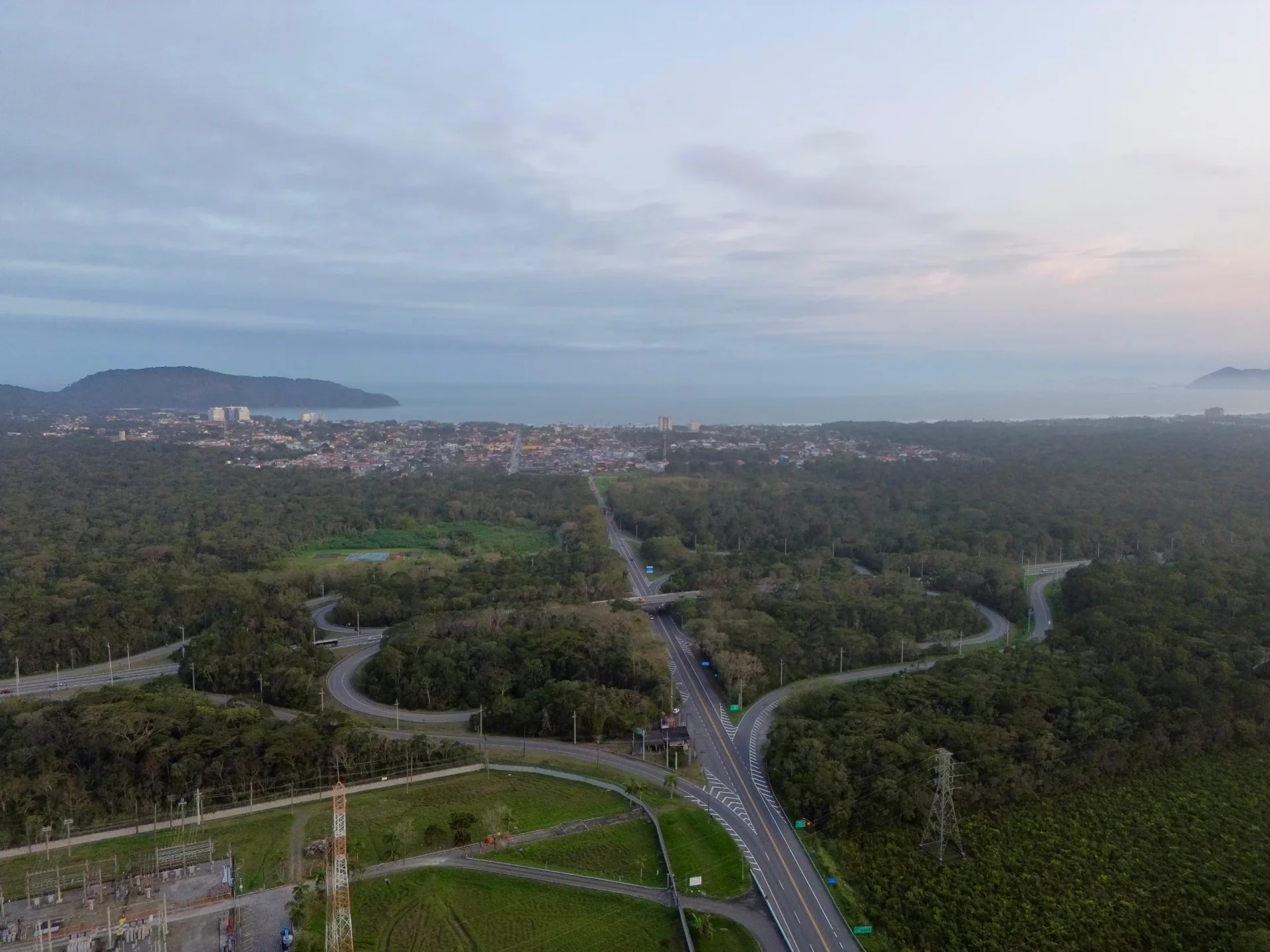 TERRENO C/ 96.800MT² - KM 98 da MOGI BERTIOGA - TREVO DA RIO SANTOS - 5min da RIVIERA DE SÃO LOUCENÇO