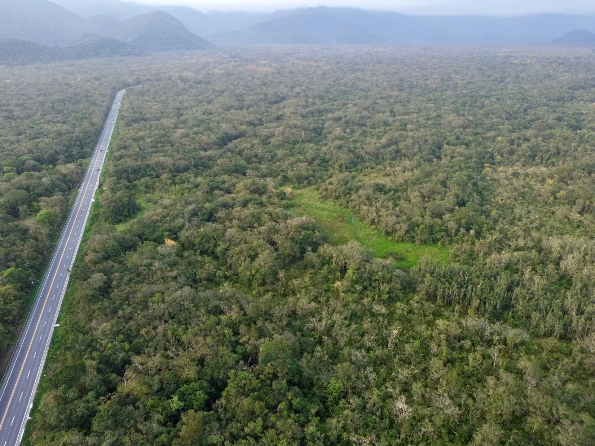 TERRENO C/  96.800MT² - KM 98 da MOGI BERTIOGA - TREVO DA RIO SANTOS - 5min da RIVIERA DE SÃO LOUCENÇO