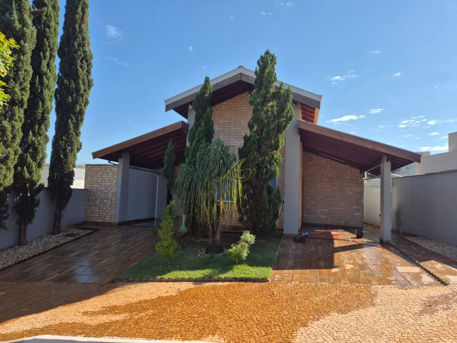 Casa térrea com 3 dormitórios, suíte com closet, piscina aquecida e edícula à venda em condomínio | Bonfim Paulista