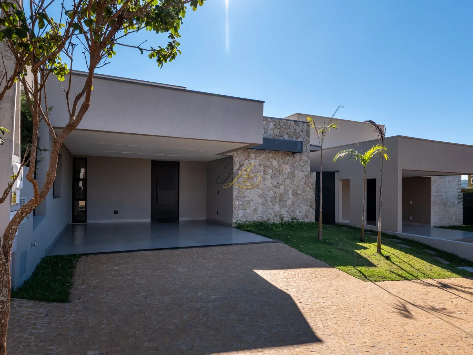 Casa térrea com 3 suítes, escritório, piscina e energia fotovoltaica à venda em condomínio | Recreio das Acácias