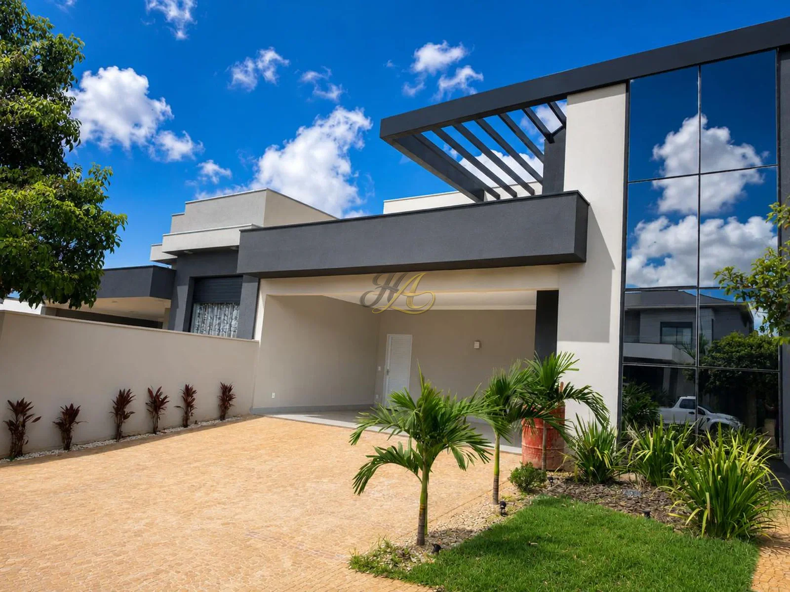 Casa térrea com 3 suítes, ambientes integrados e paisagismo completo à venda em condomínio | Jardim Valência