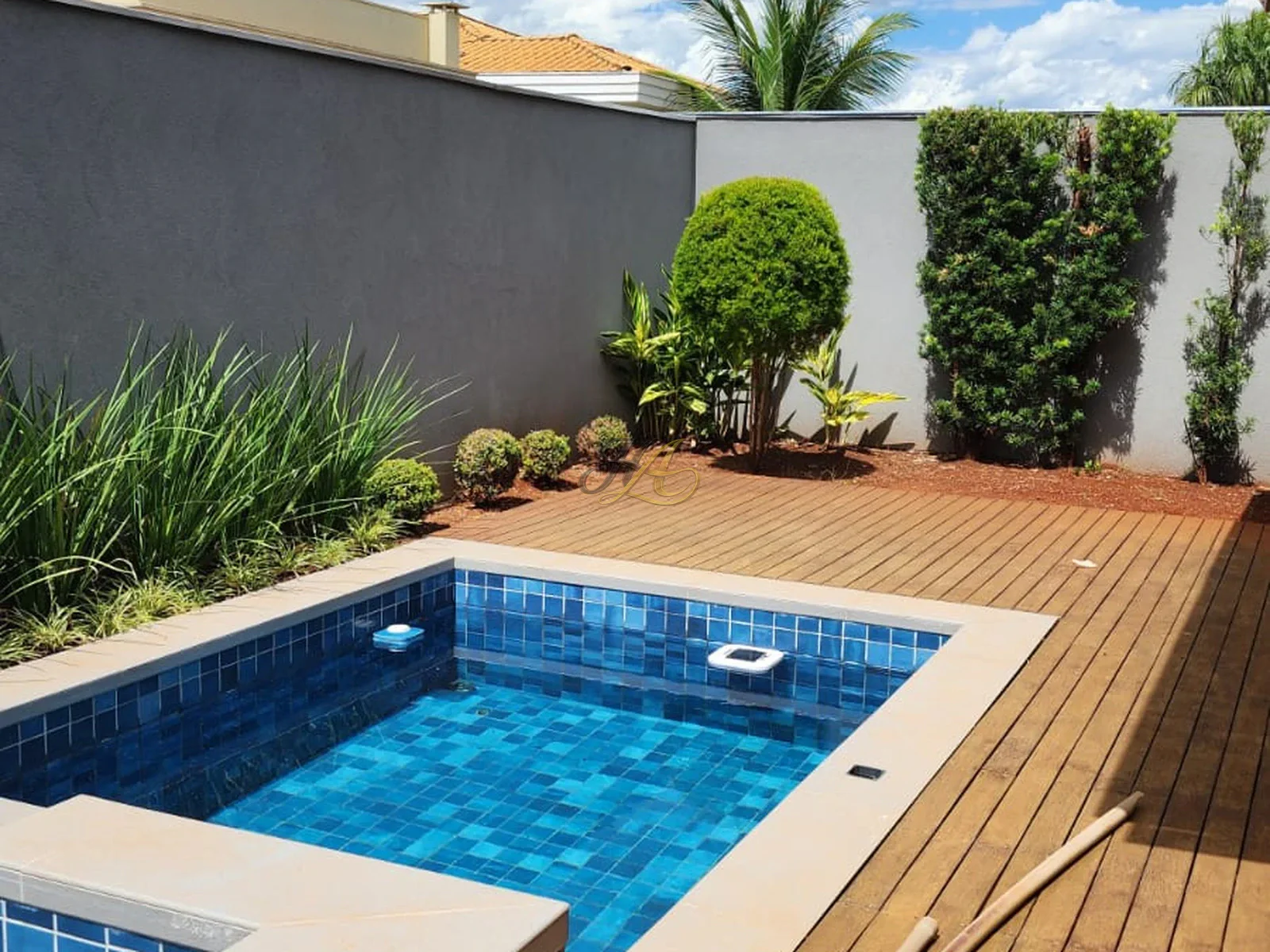 Sobrado com 5 suítes, pé-direito duplo, piscina com spa e varanda à venda em condomínio | Jardim Saint Gerard
