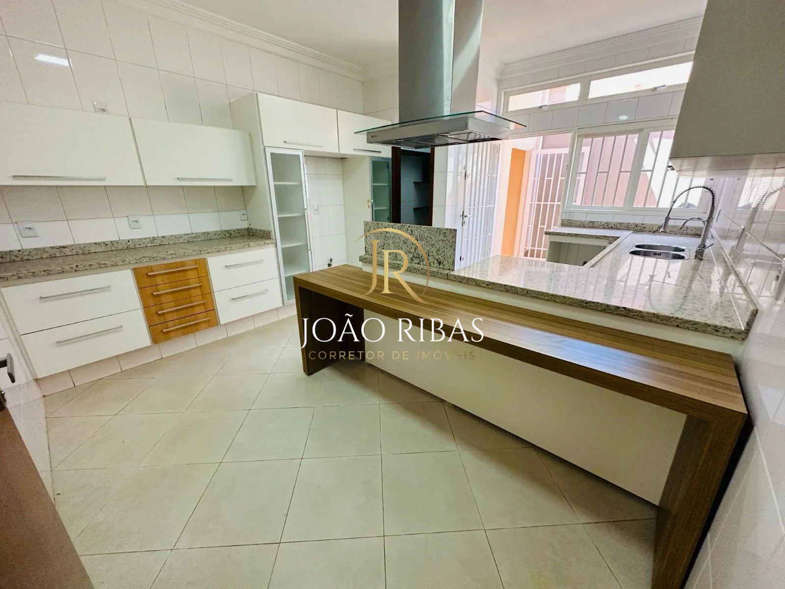 Casa à Venda no Jardim Santa Luzia — 5 Quartos, 3 Suítes e Área de Lazer Completa