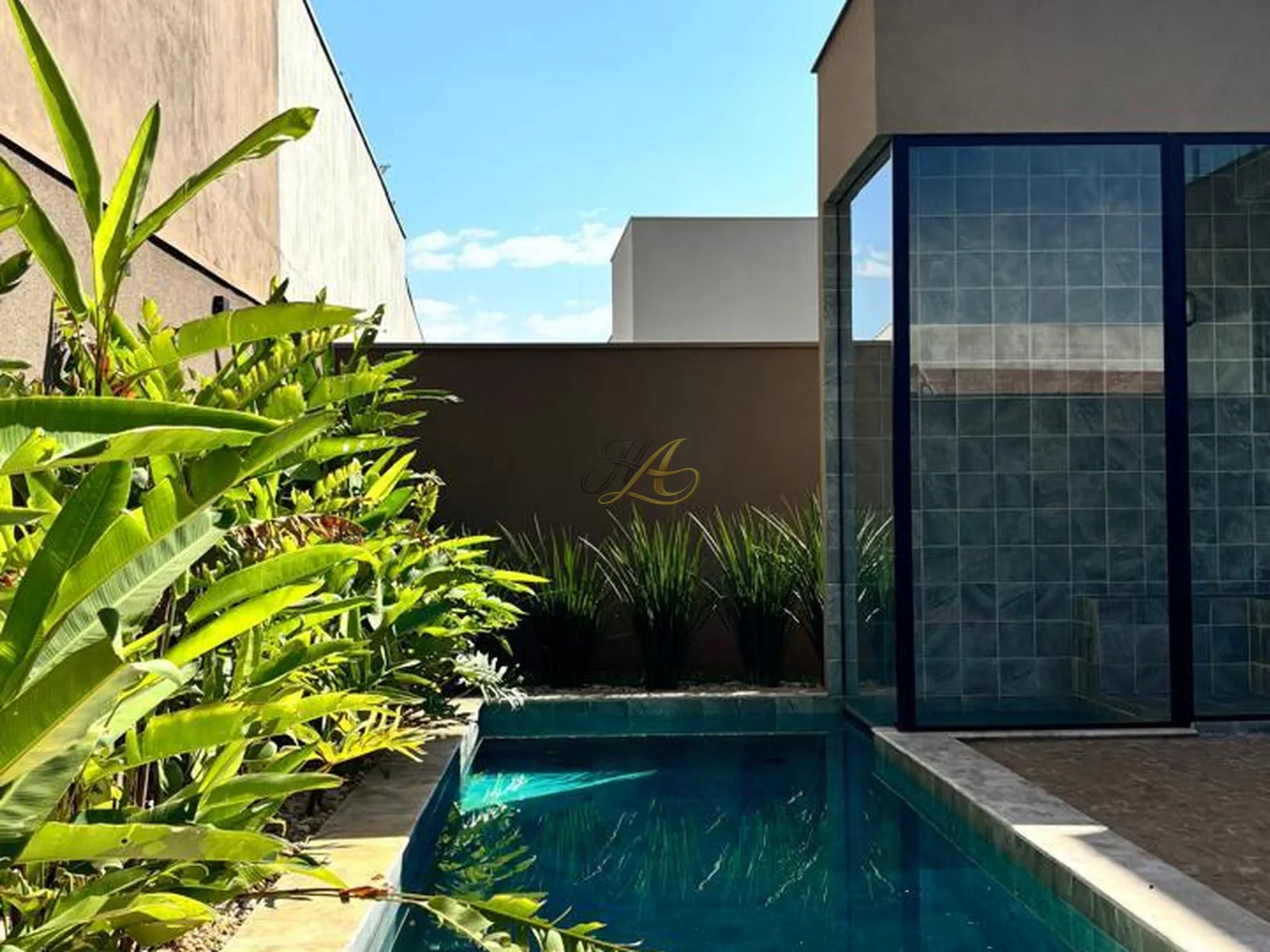 Sobrado com 3 suítes, escritório reversível, piscina aquecida, sauna e área gourmet à venda em condomínio | Vila do Golfe