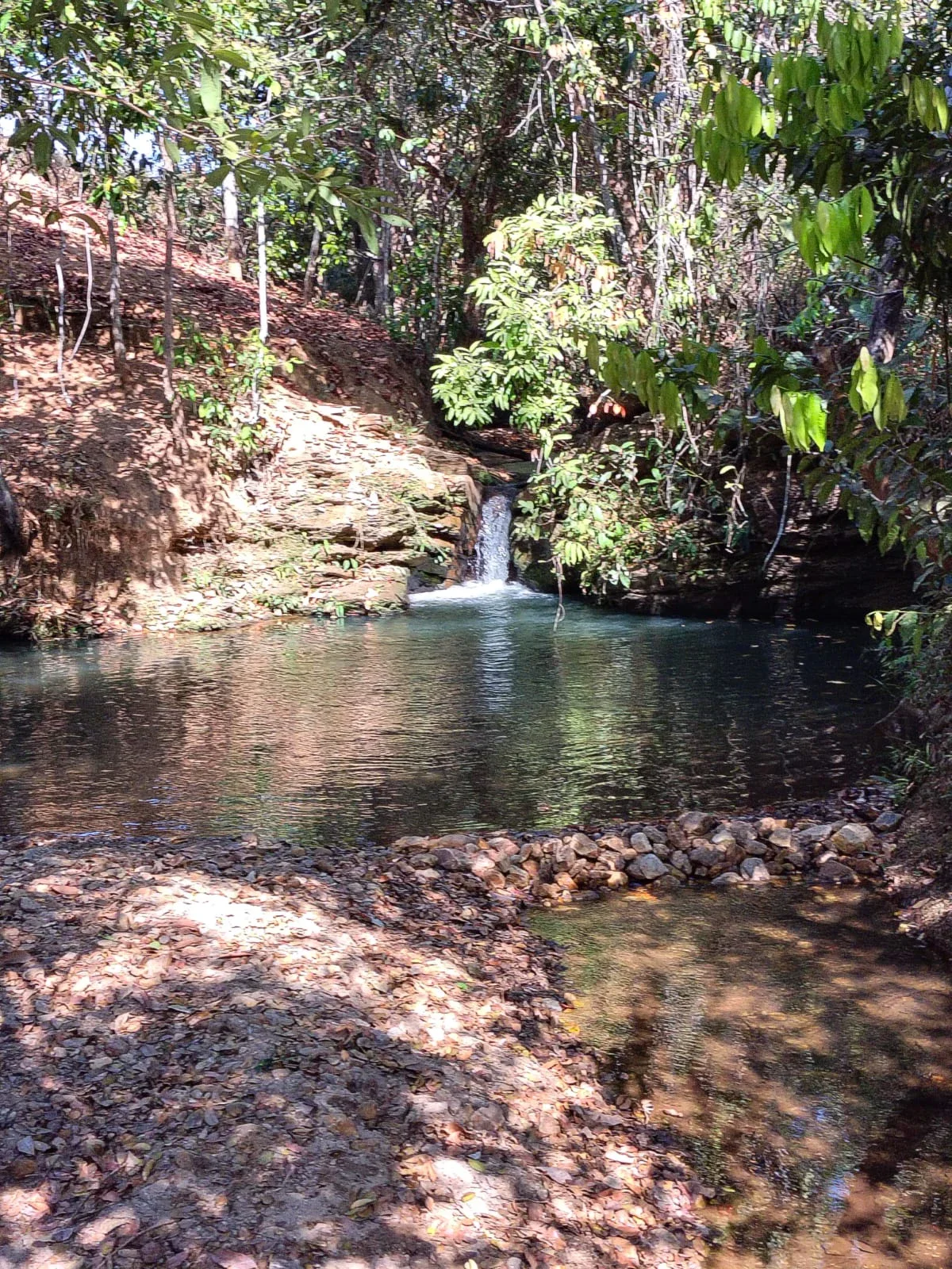🌳 CHÁCARA À VENDA – CONDOMÍNIO CONSTANTINO 📍 Região de Joanápolis, próximo a Anápolis/GO. 🌊 Prainha natural e cachoeira 🚶 Pista de caminhada 🍖 Quiosque com churrasqueira ⚽ Quadra esportiva