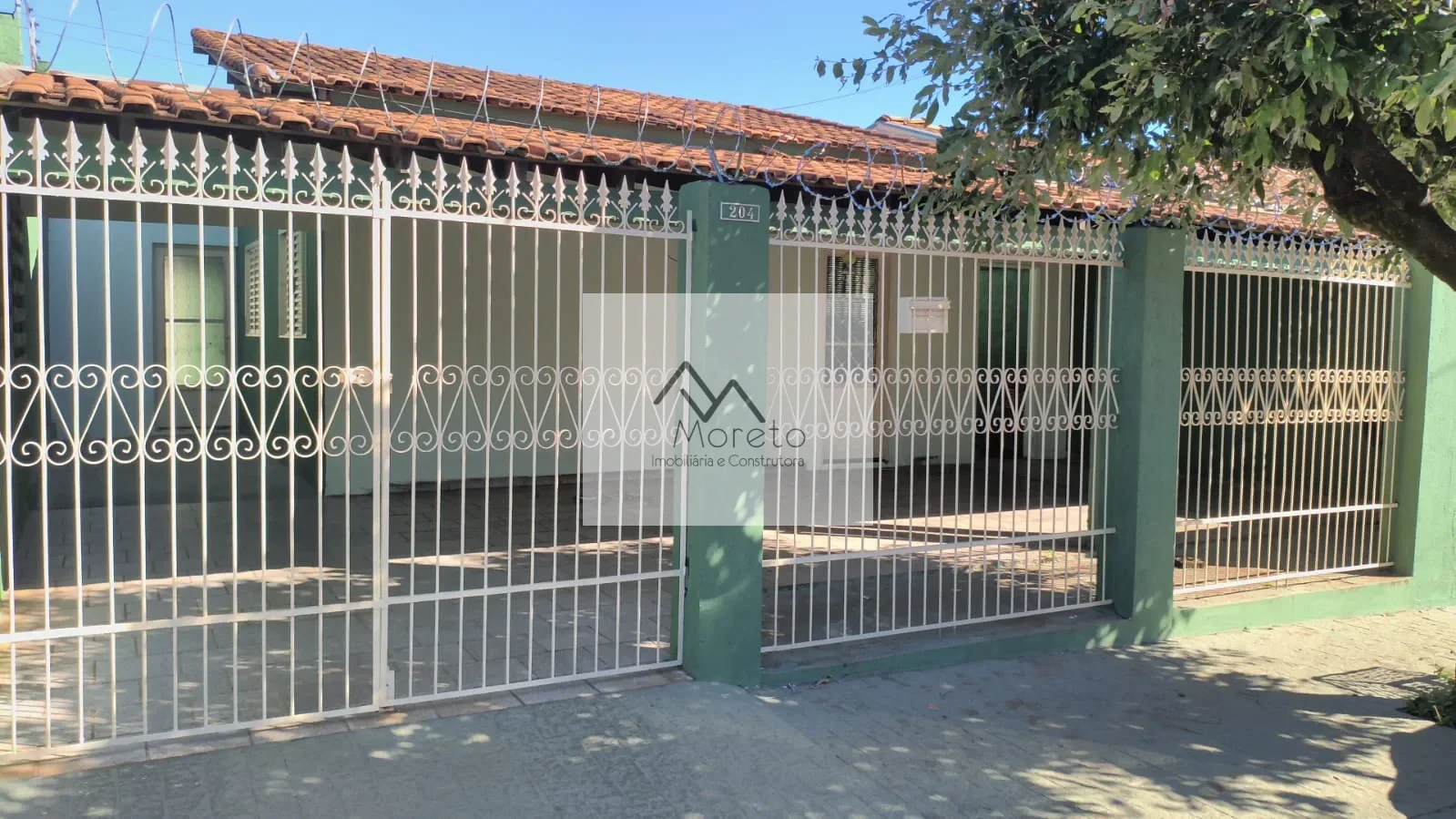 Aluga-se casa de frente e fundo no bairro Caic I