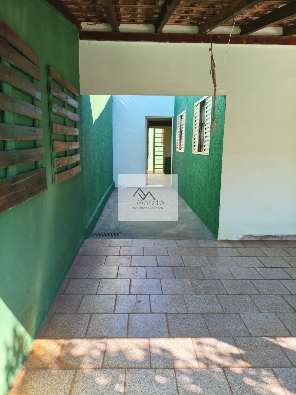 Aluga-se casa de frente e fundo no bairro Caic I