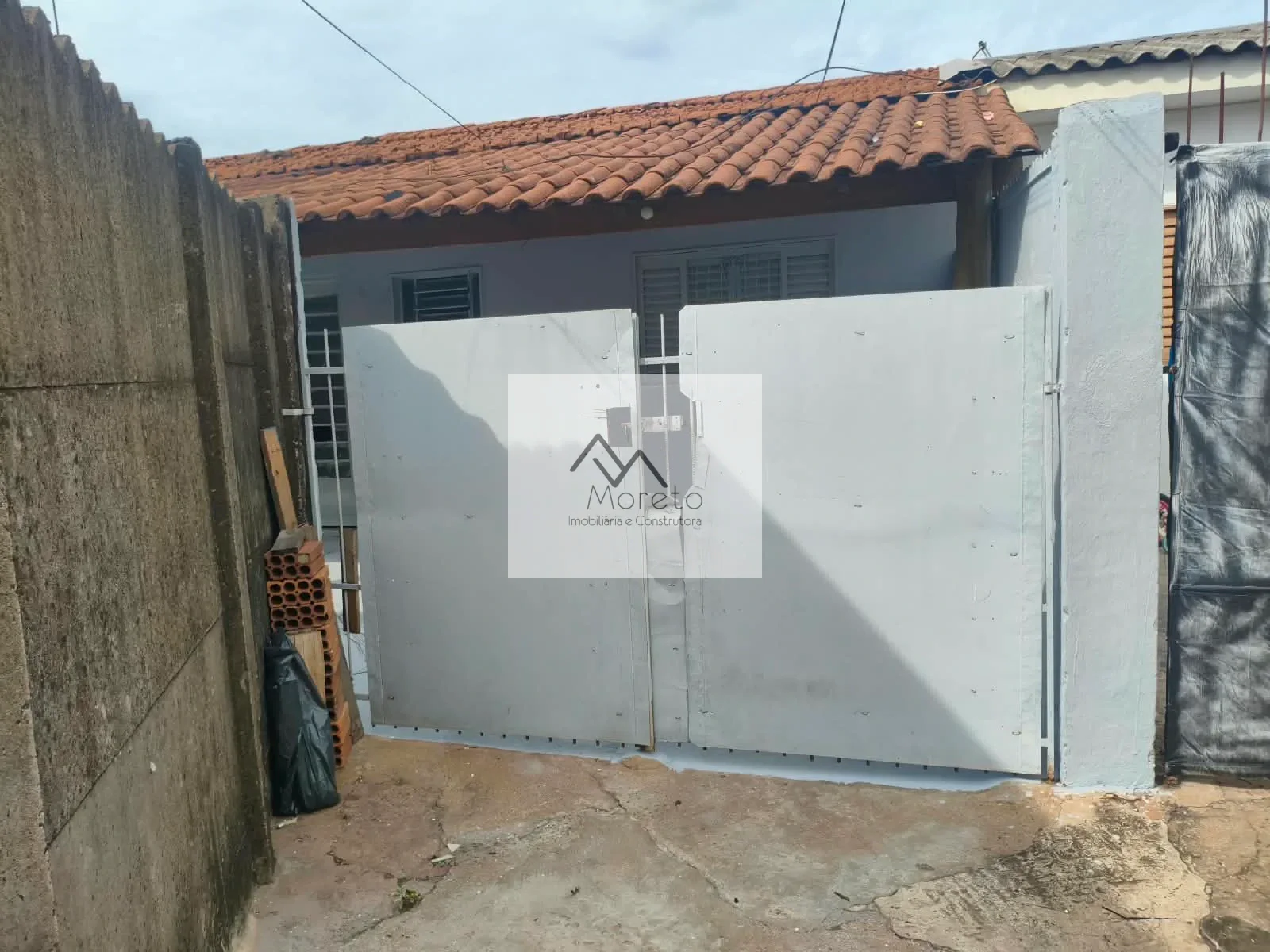 Aluga-se casa de fundos no bairro Jardim Urano