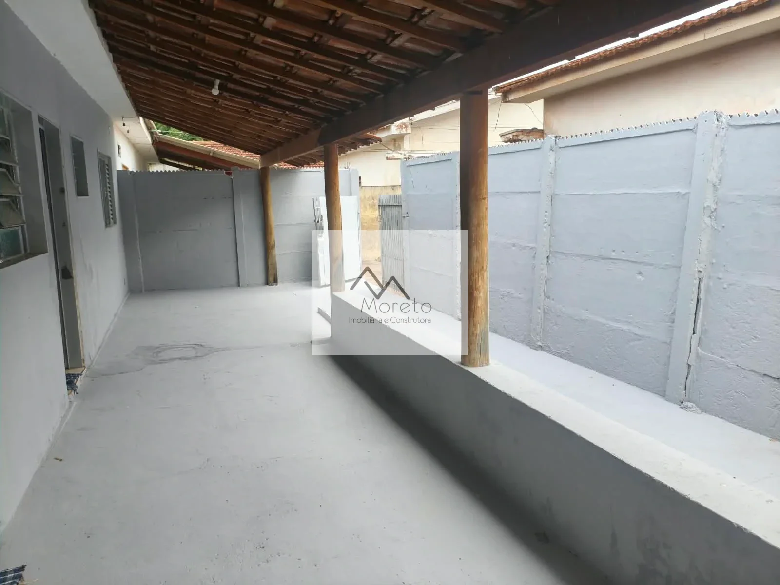 Aluga-se casa de fundos no bairro Jardim Urano