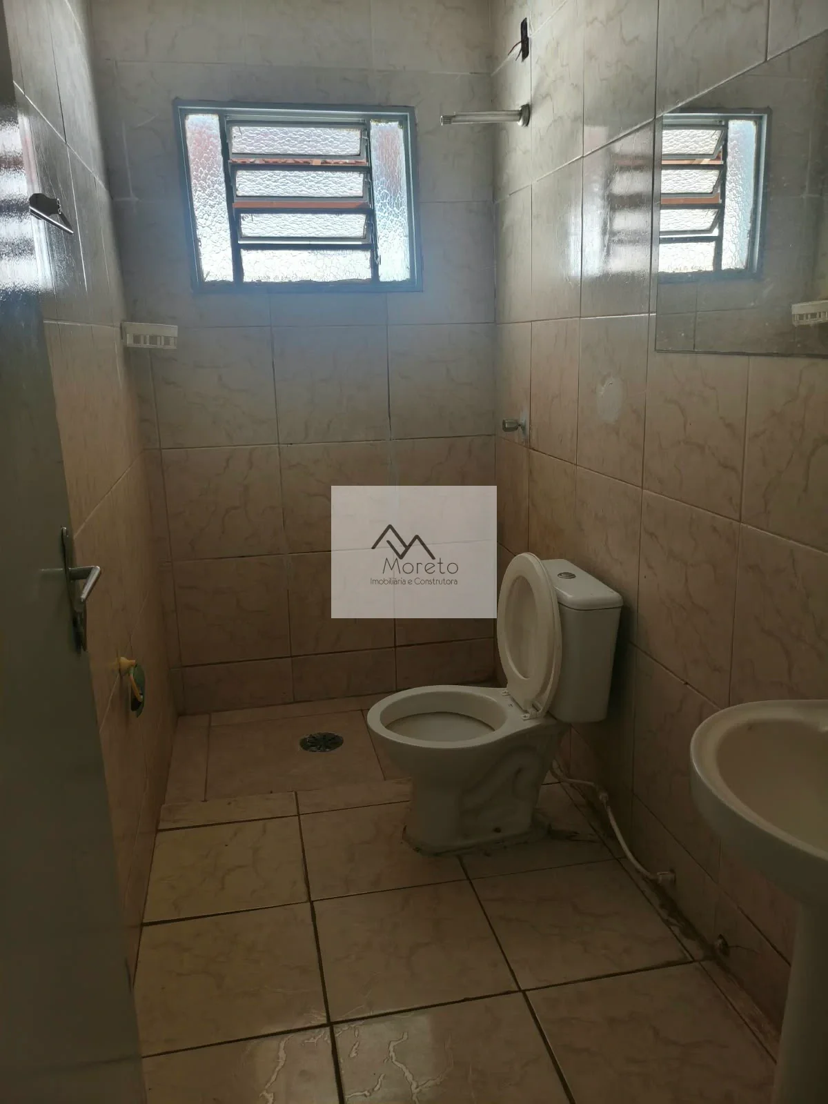 Aluga-se casa de fundos no bairro Jardim Urano