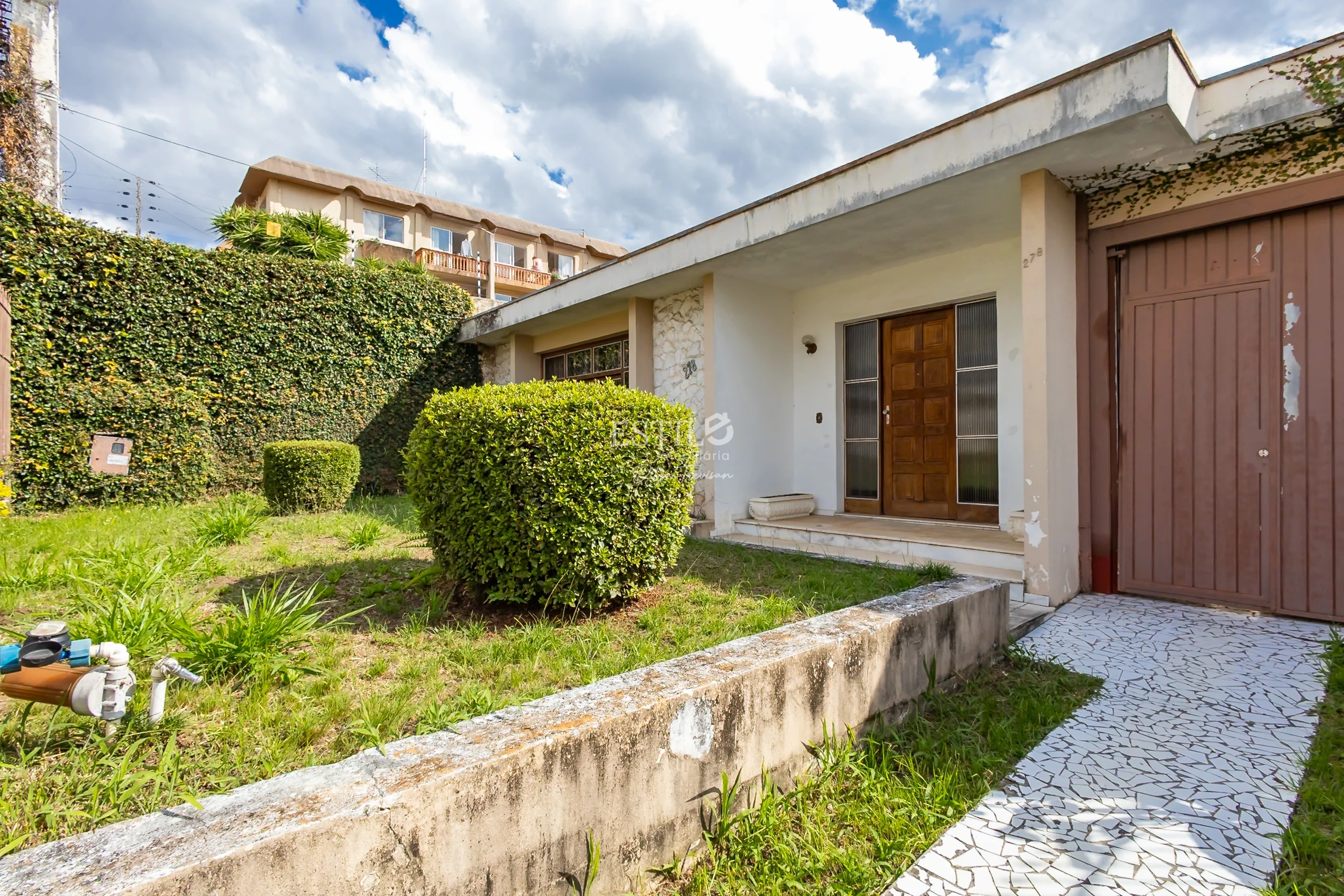 Venda casa em alvenaria, 171 m², com terreno de 660 m², no Bairro Santa Quitéria, em Curitiba