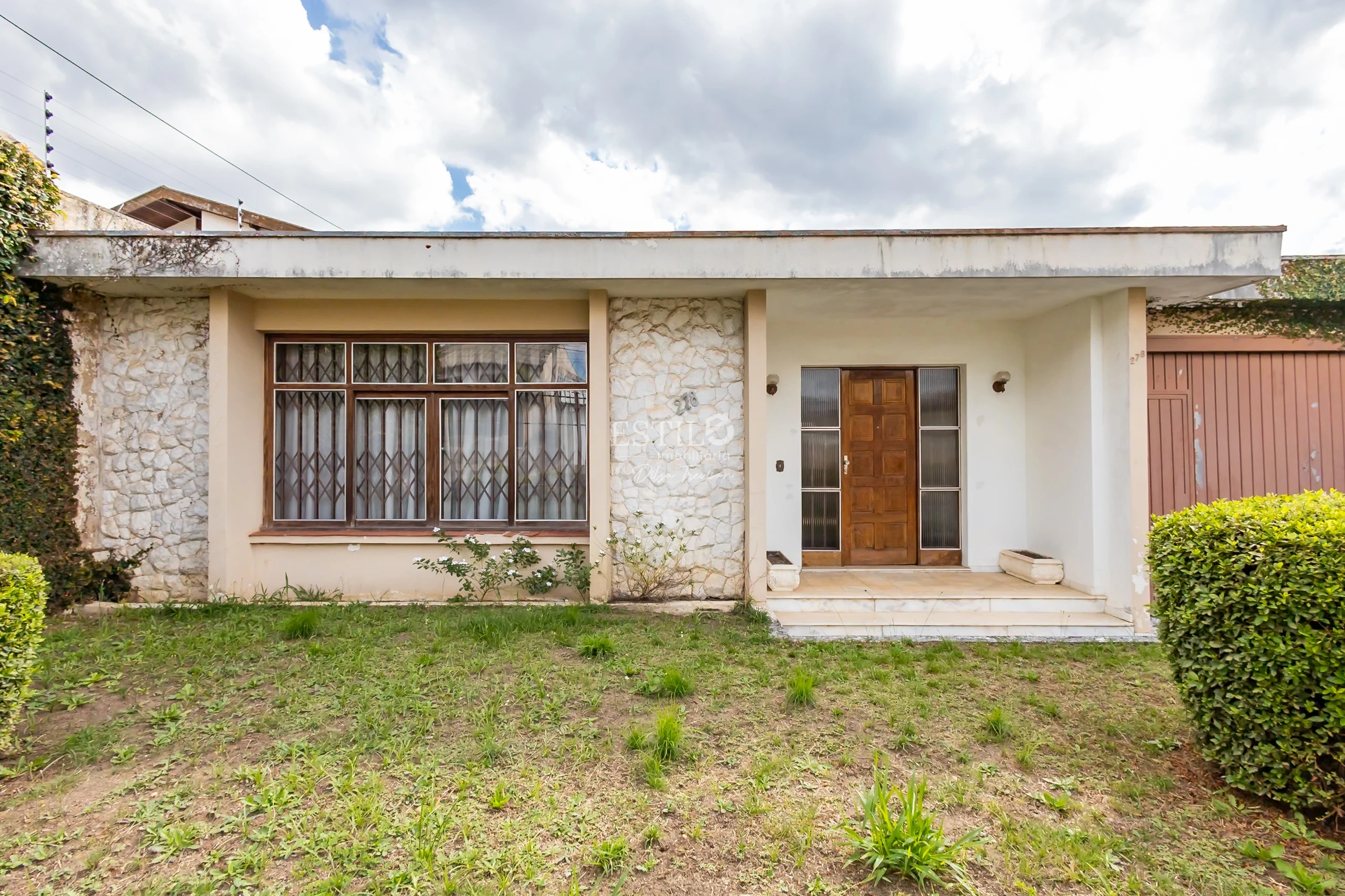 Venda casa em alvenaria, 171 m², com terreno de 660 m², no Bairro Santa Quitéria, em Curitiba