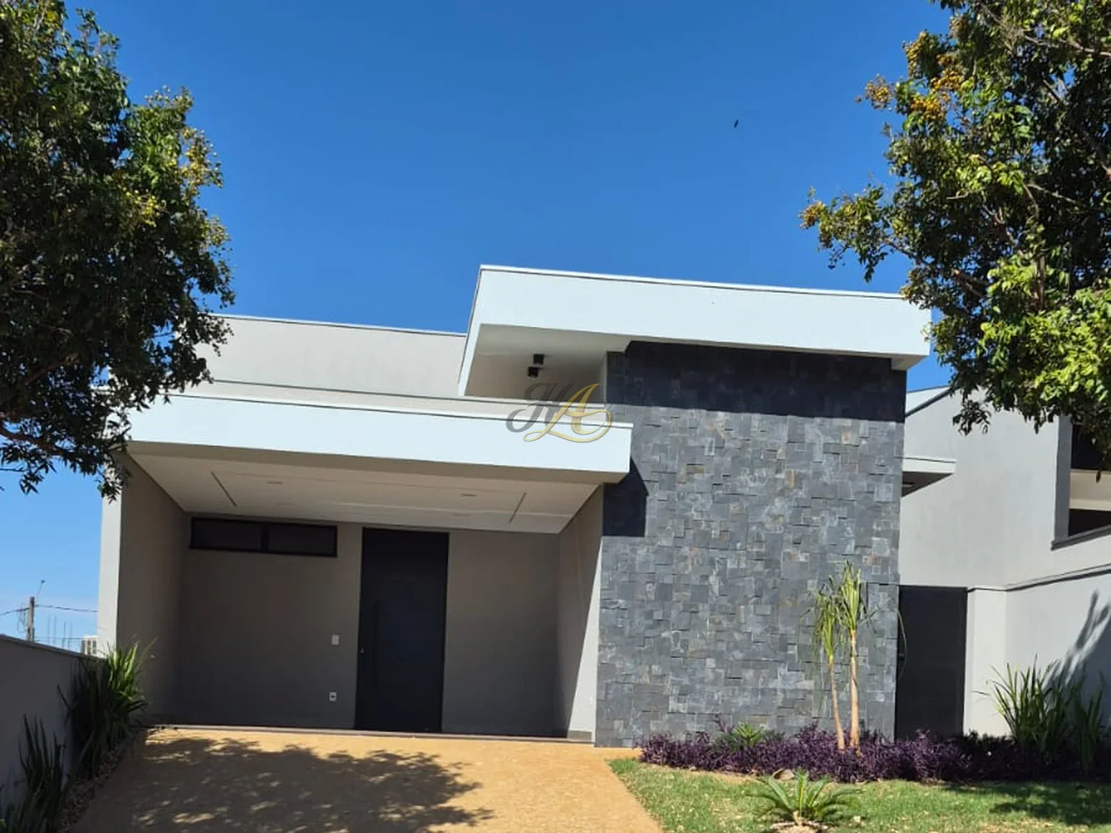 Casa térrea com 3 suítes, escritório, piscina aquecida e área gourmet à venda em condomínio | San Marco