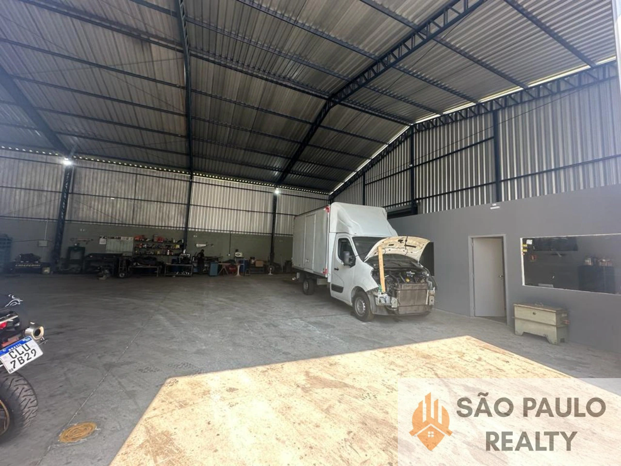 Galpão Comercial de 2.317m² - Próximo ao Shopping Central Plaza - Agende já sua visita!