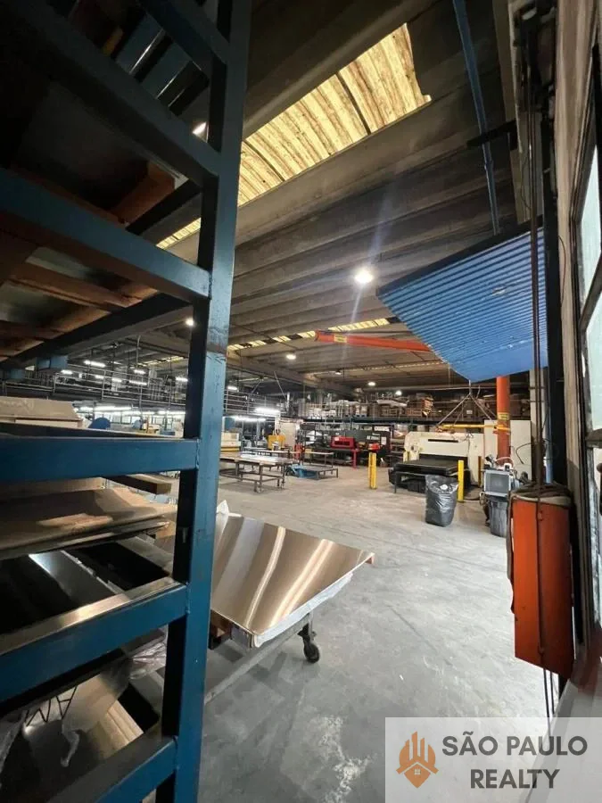 Galpão em Terreno de 4000m² com mais de 2000m² de Área Construída